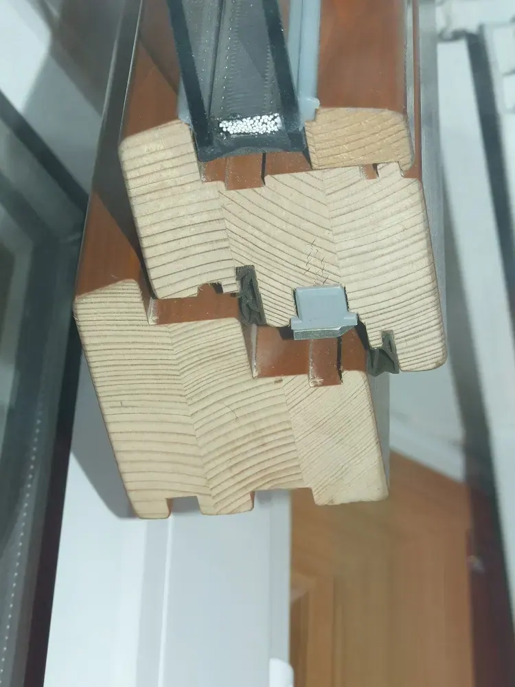 A cutaway sample shows the frame, seals and insulated glazing in a wooden window.